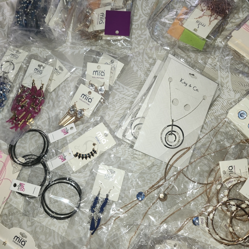 Resellers Bundle 132 pieces of Mia Collection Accessories. - Picture 10 of 10